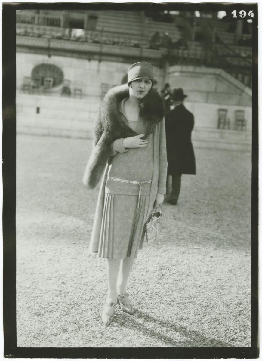 Frau in Ensemble auf dem Rennplatz in Longchamp