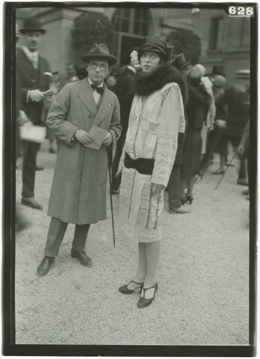 Frau und Mann in Mänteln auf dem Rennplatz in Longchamp