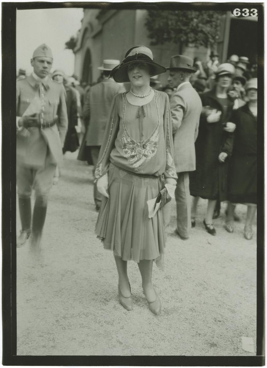 Frau in Kleid auf dem Rennplatz in Longchamp