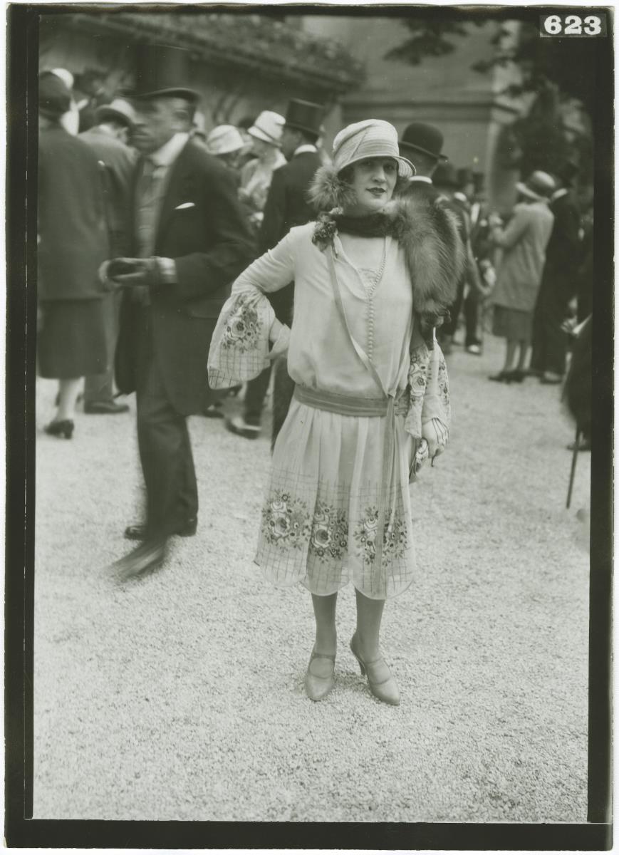 Frau in Kleid auf dem Rennplatz in Longchamp