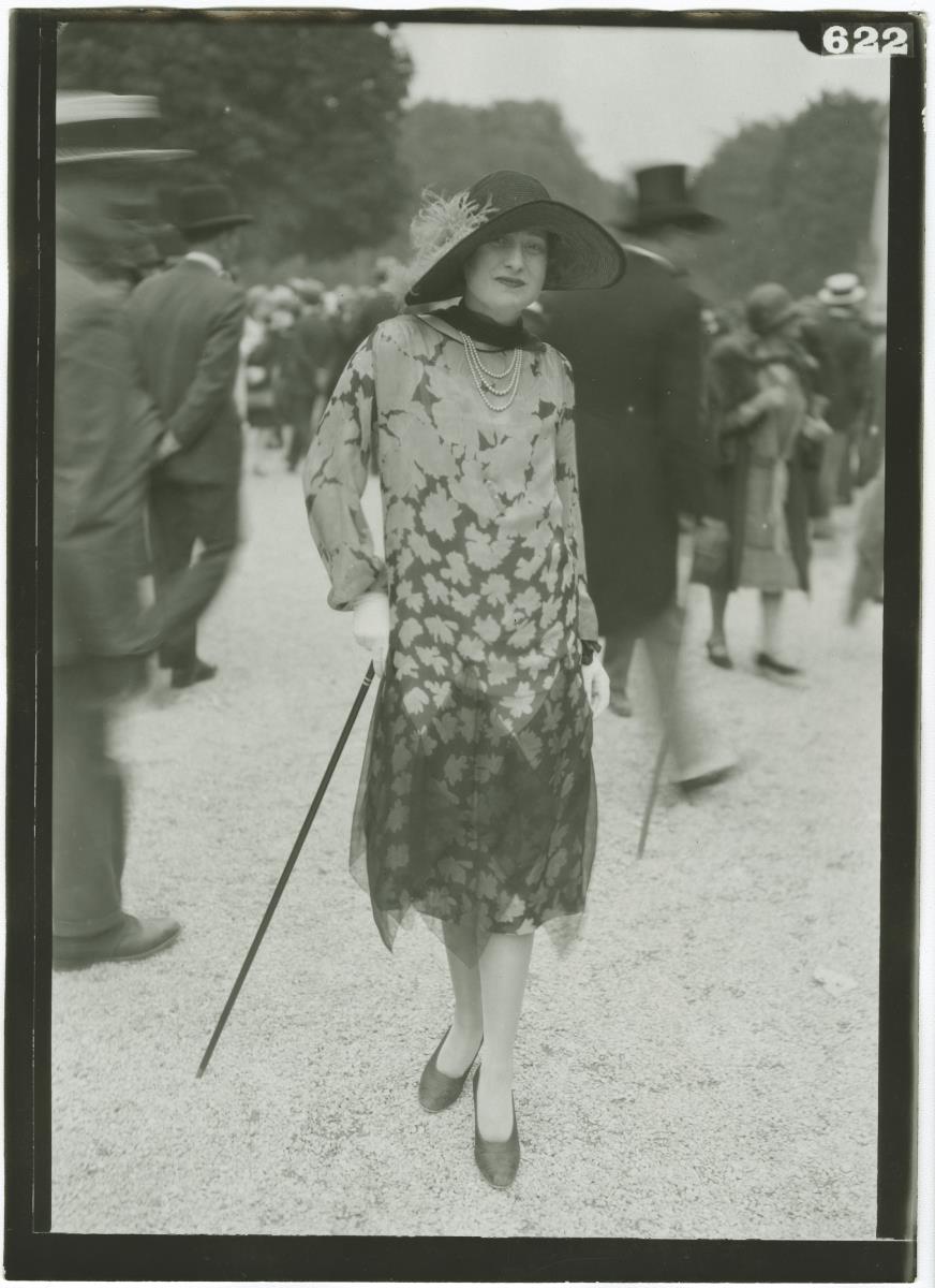 Frau in Kleid auf dem Rennplatz in Longchamp