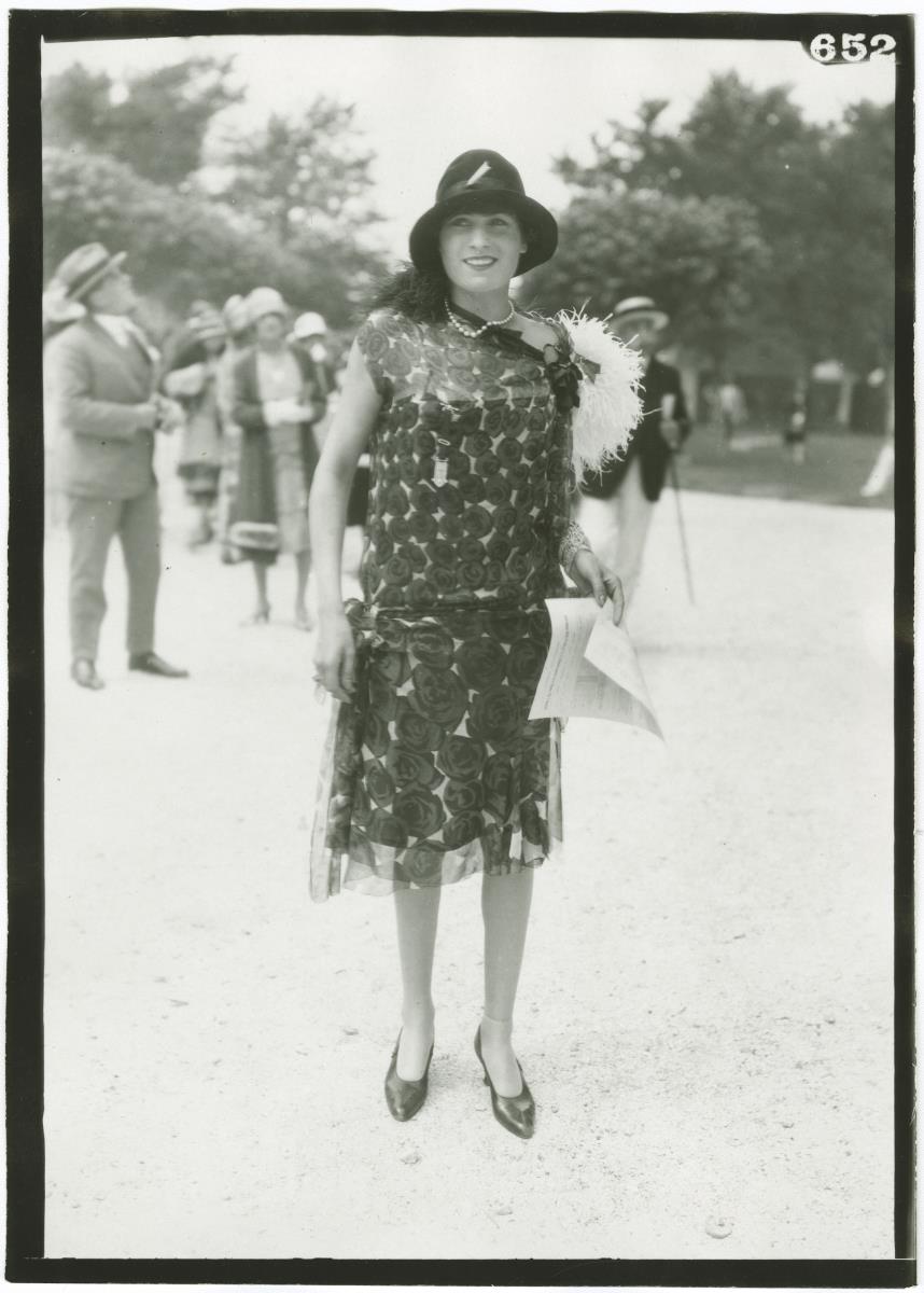 Frau in Kleid auf dem Rennplatz in Deauville