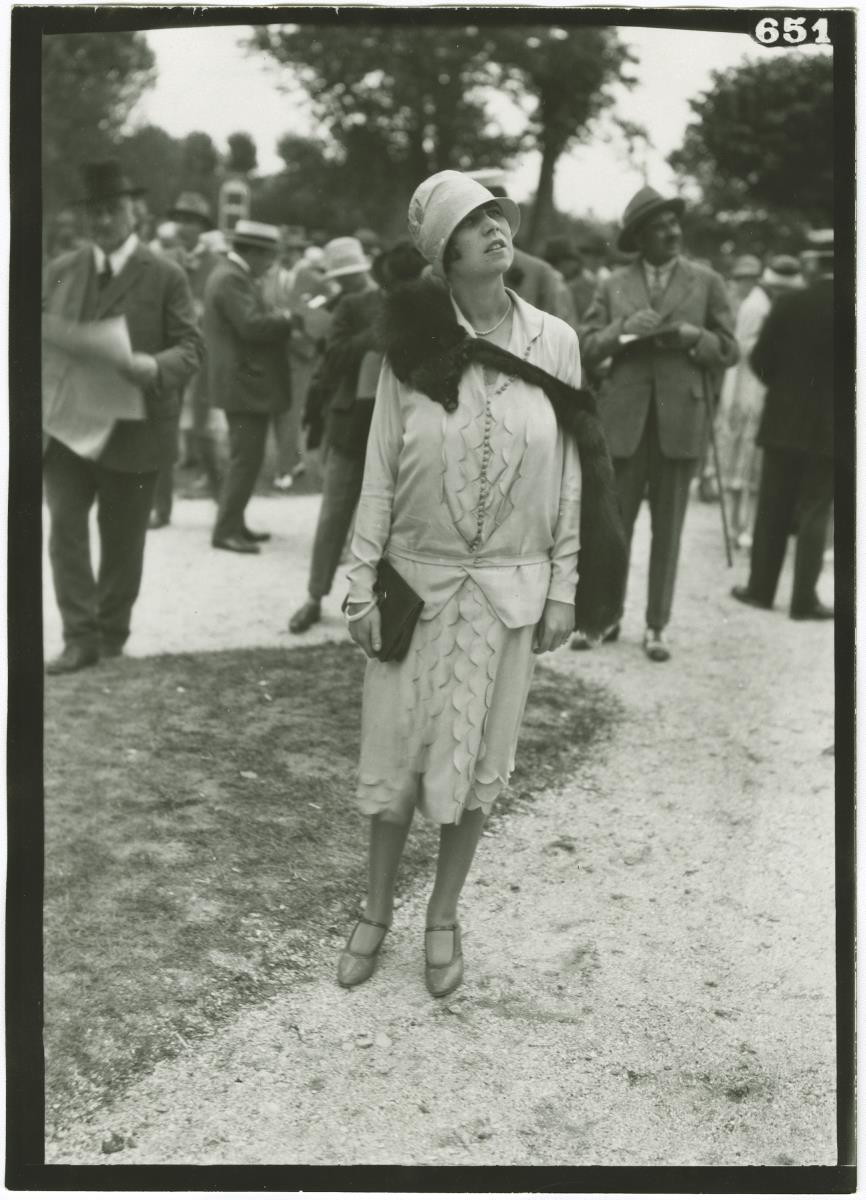 Frau in Kostüm auf dem Rennplatz in Deauville