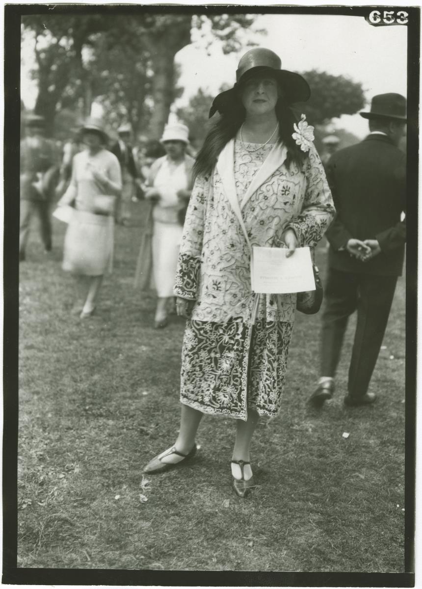 Frau in Ensemble auf dem Rennplatz in Deauville