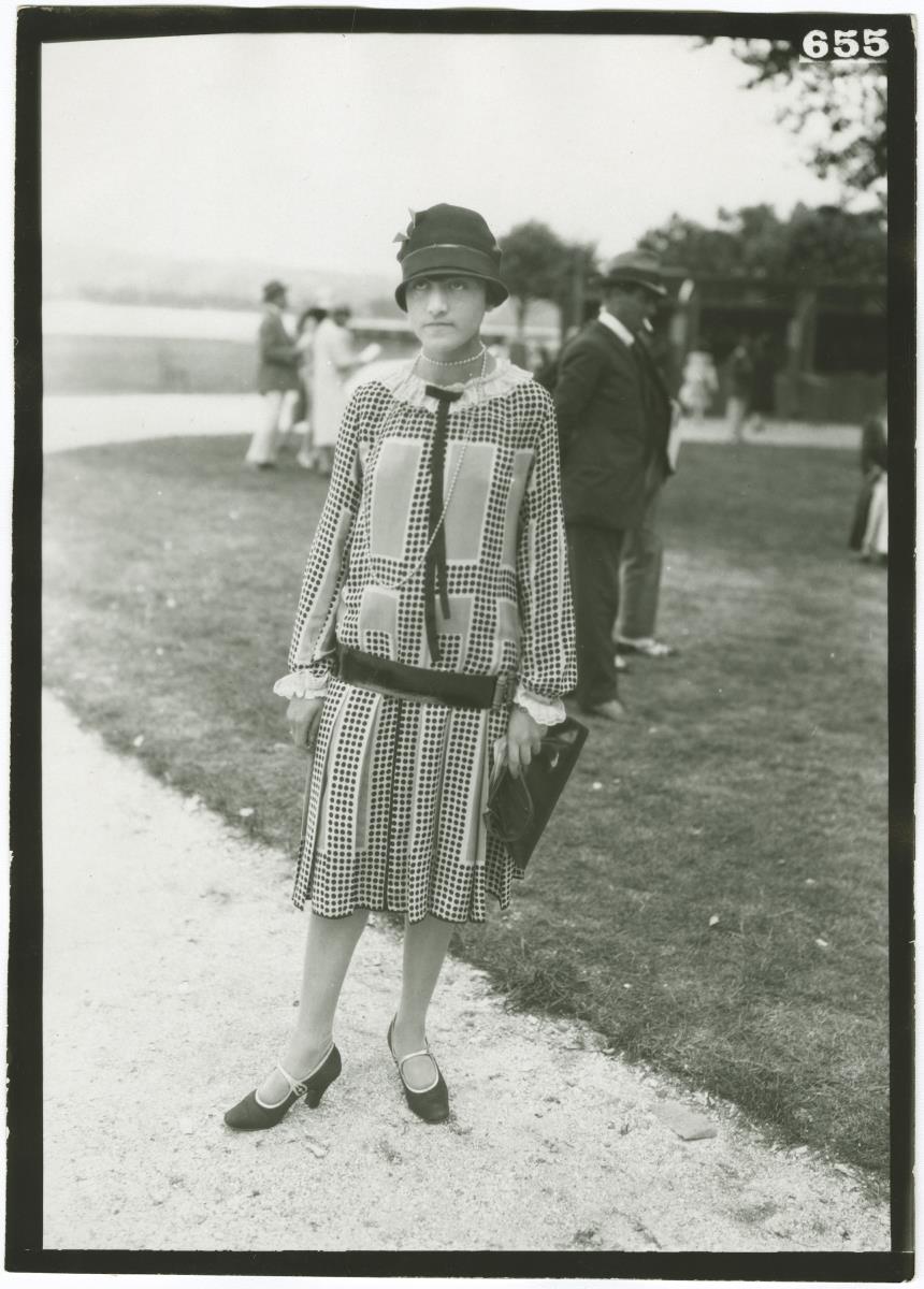 Frau in Kleid auf dem Rennplatz in Deauville