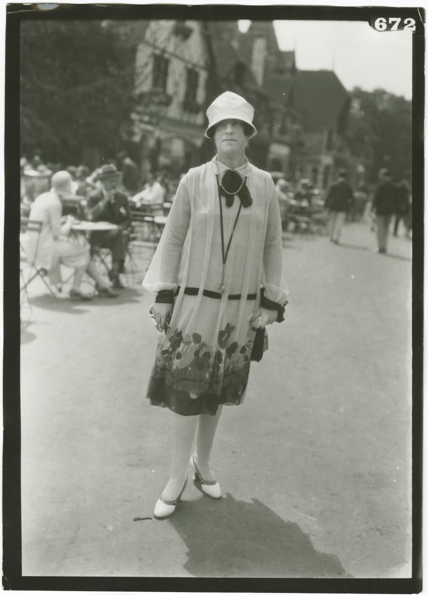 Frau in Kleid auf dem Rennplatz in Deauville