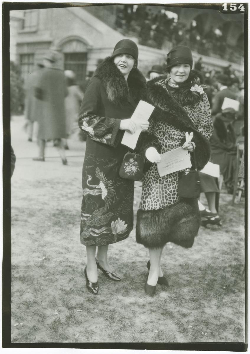 Frauen in Mänteln auf dem Rennplatz in Auteuil