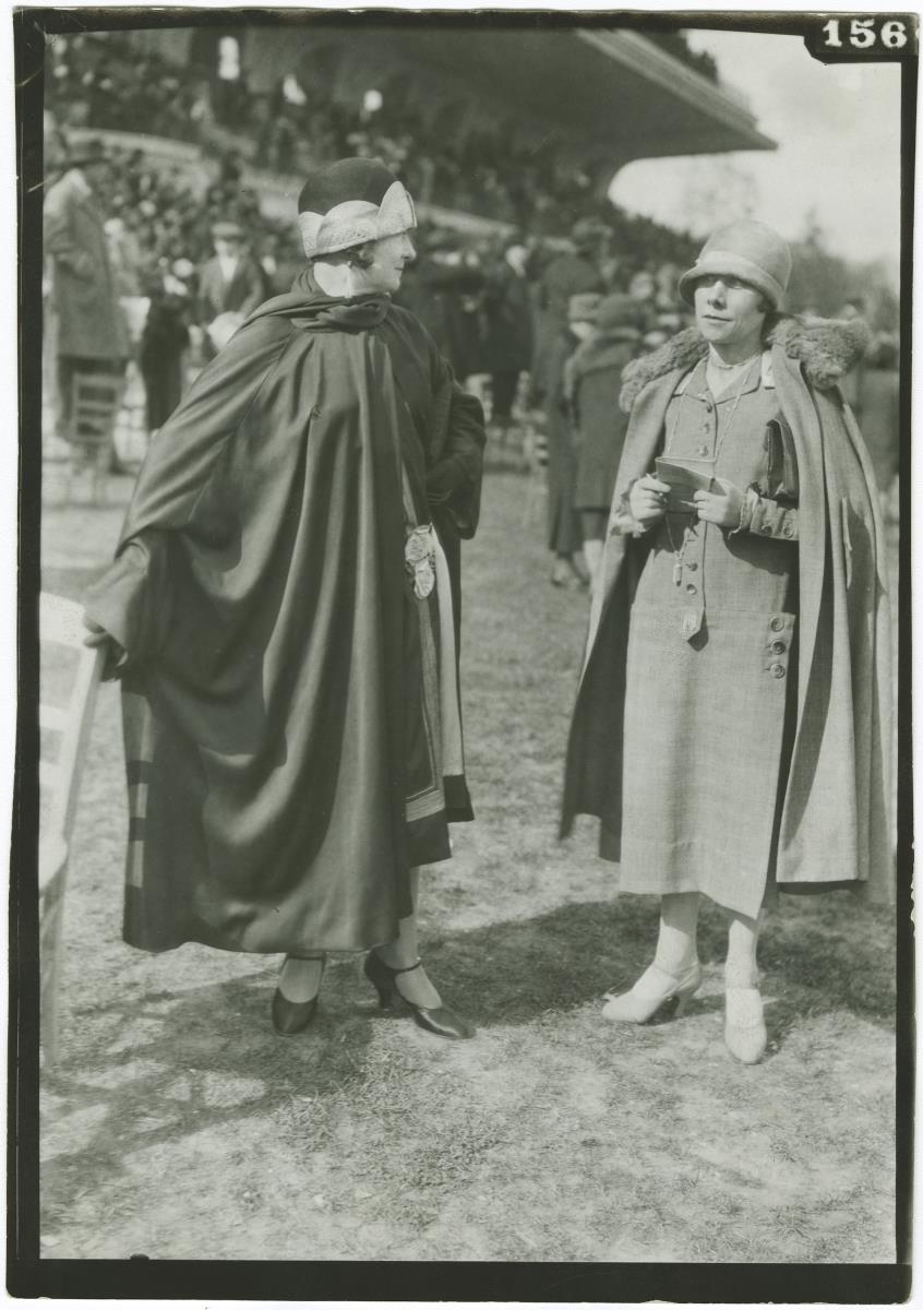 Frauen in Mänteln auf dem Rennplatz in Auteuil
