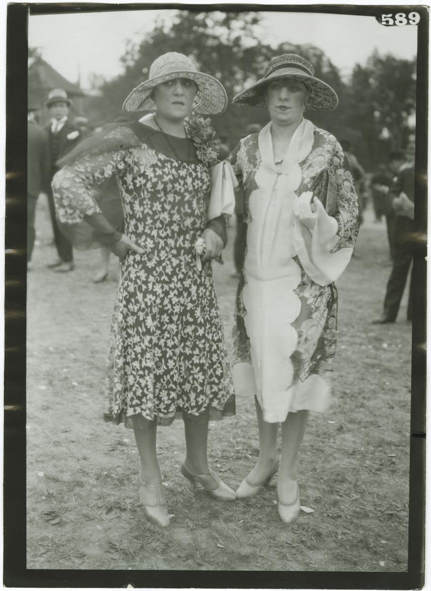 Frauen in Kleidern auf dem Rennplatz in Auteuil