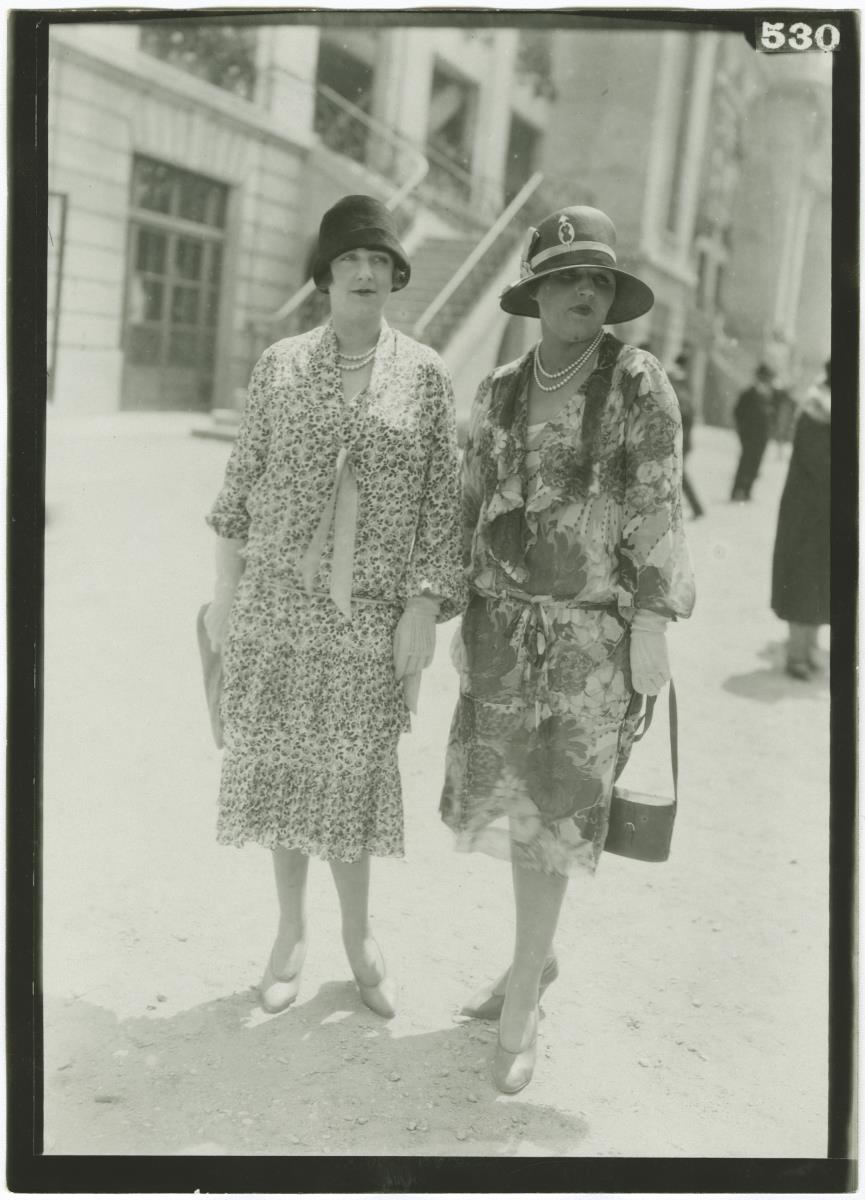 Frauen in Kleidern auf dem Rennplatz in Auteuil