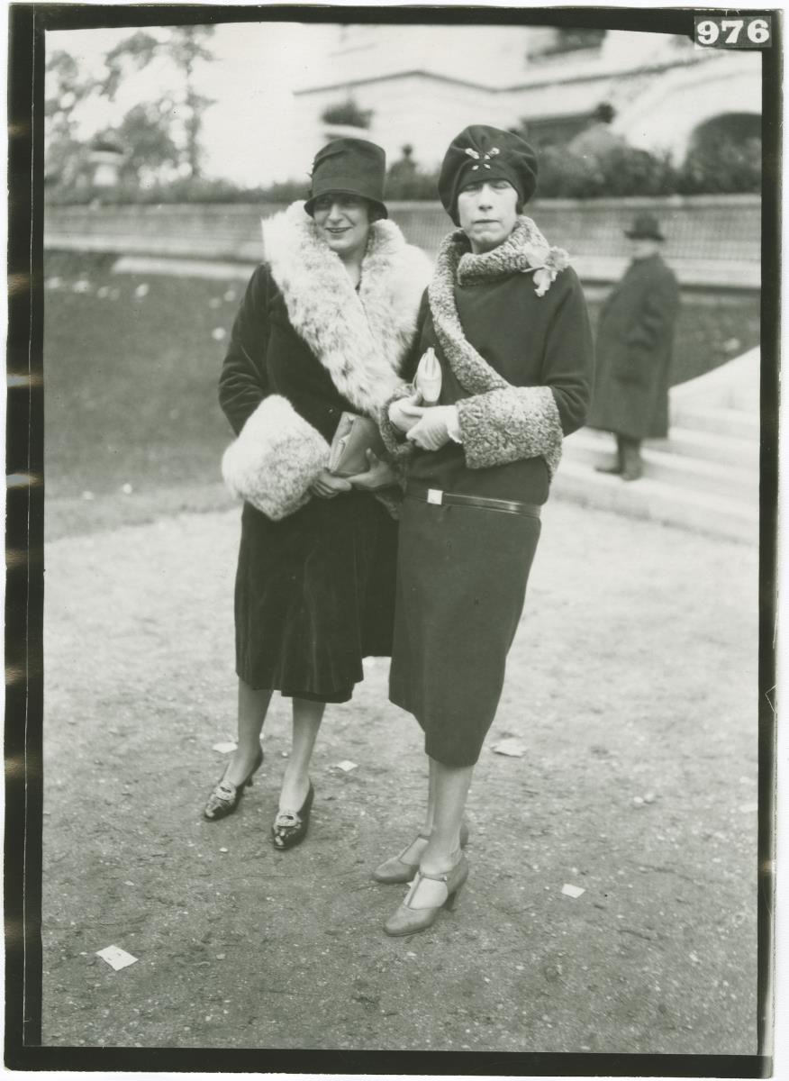 Frauen in Mänteln auf dem Rennplatz in Auteuil