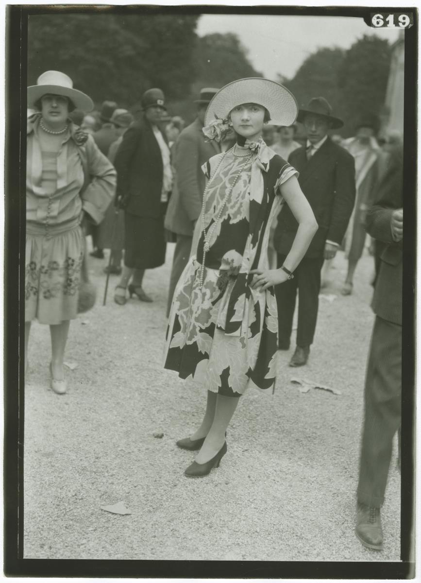 Frauen in Kleid auf dem Rennplatz in Longchamp