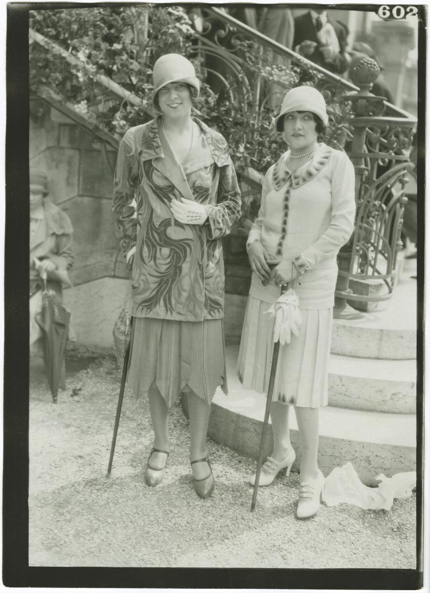 Frauen in Kostümen auf dem Rennplatz in Longchamp
