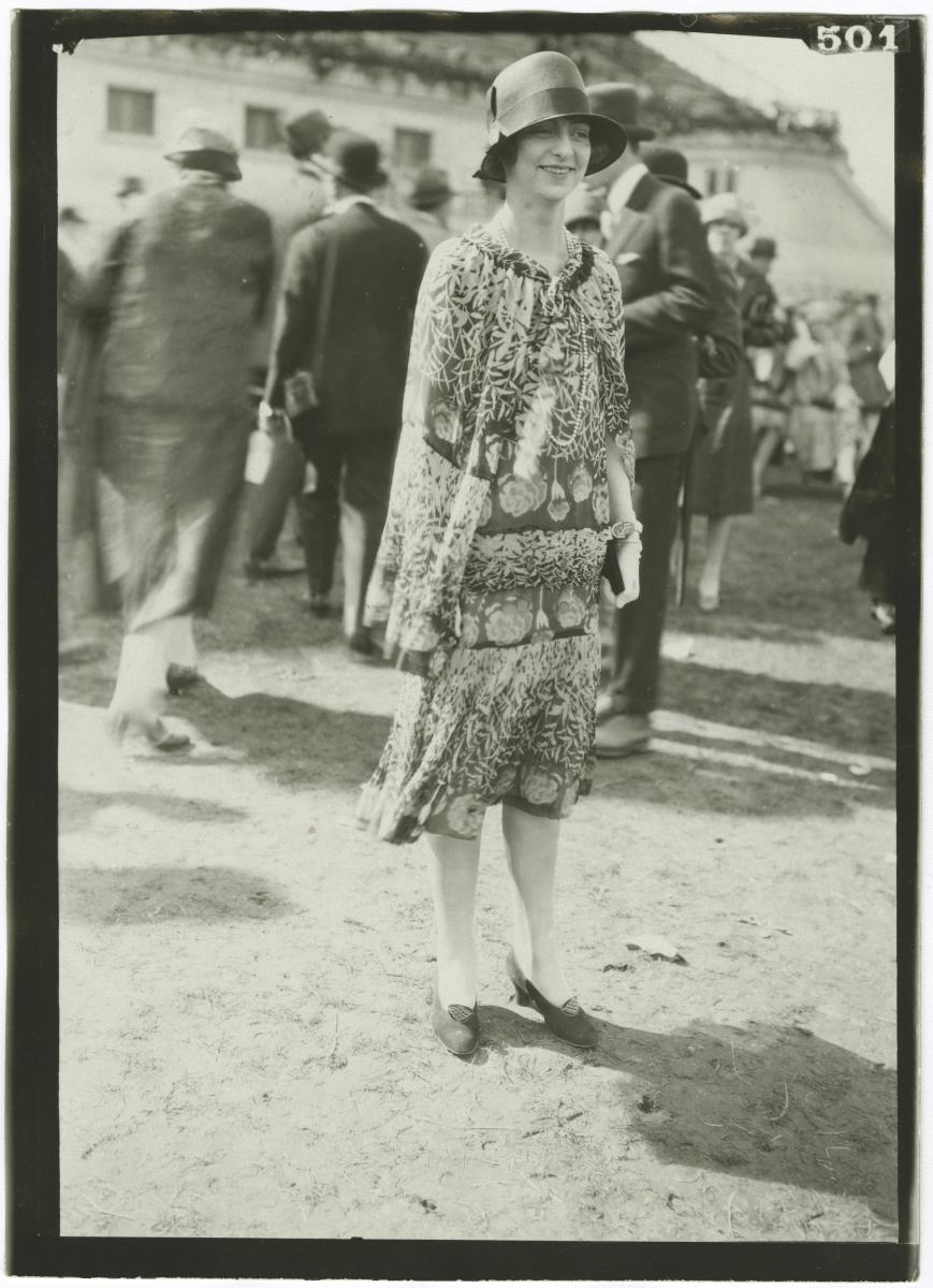 Frau in Kleid auf dem Rennplatz in Auteuil