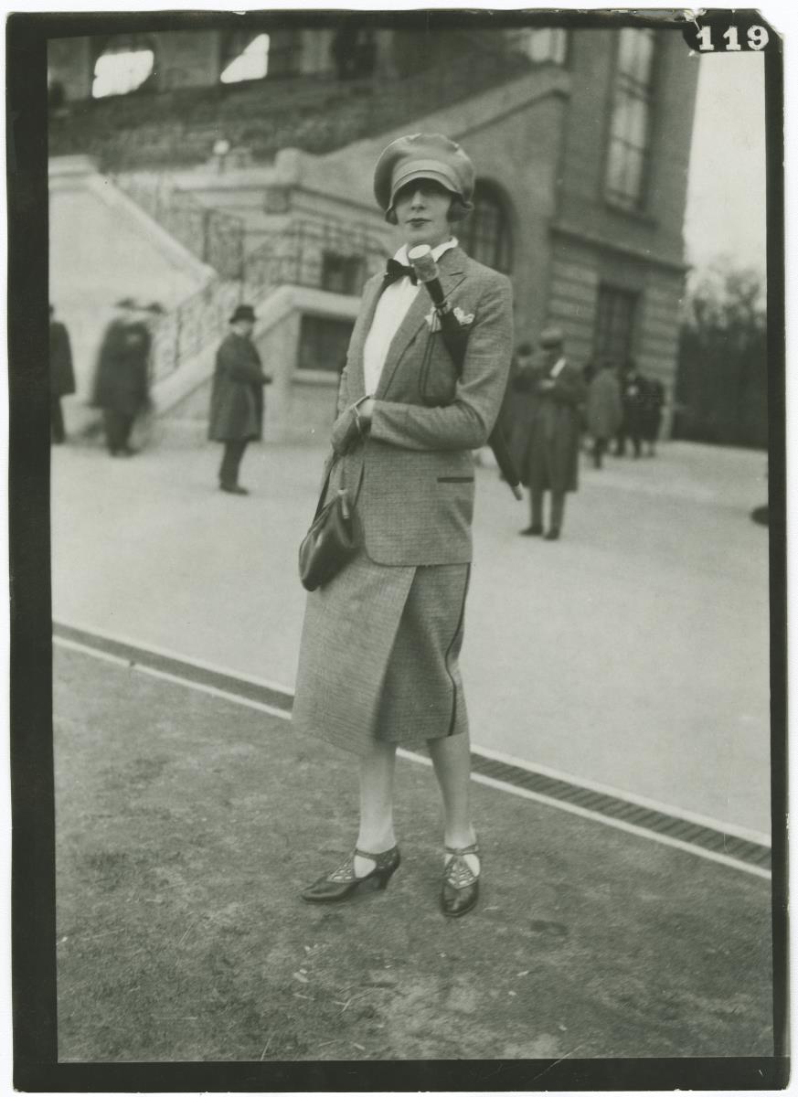 Frau in Kostüm auf dem Rennplatz in Auteuil