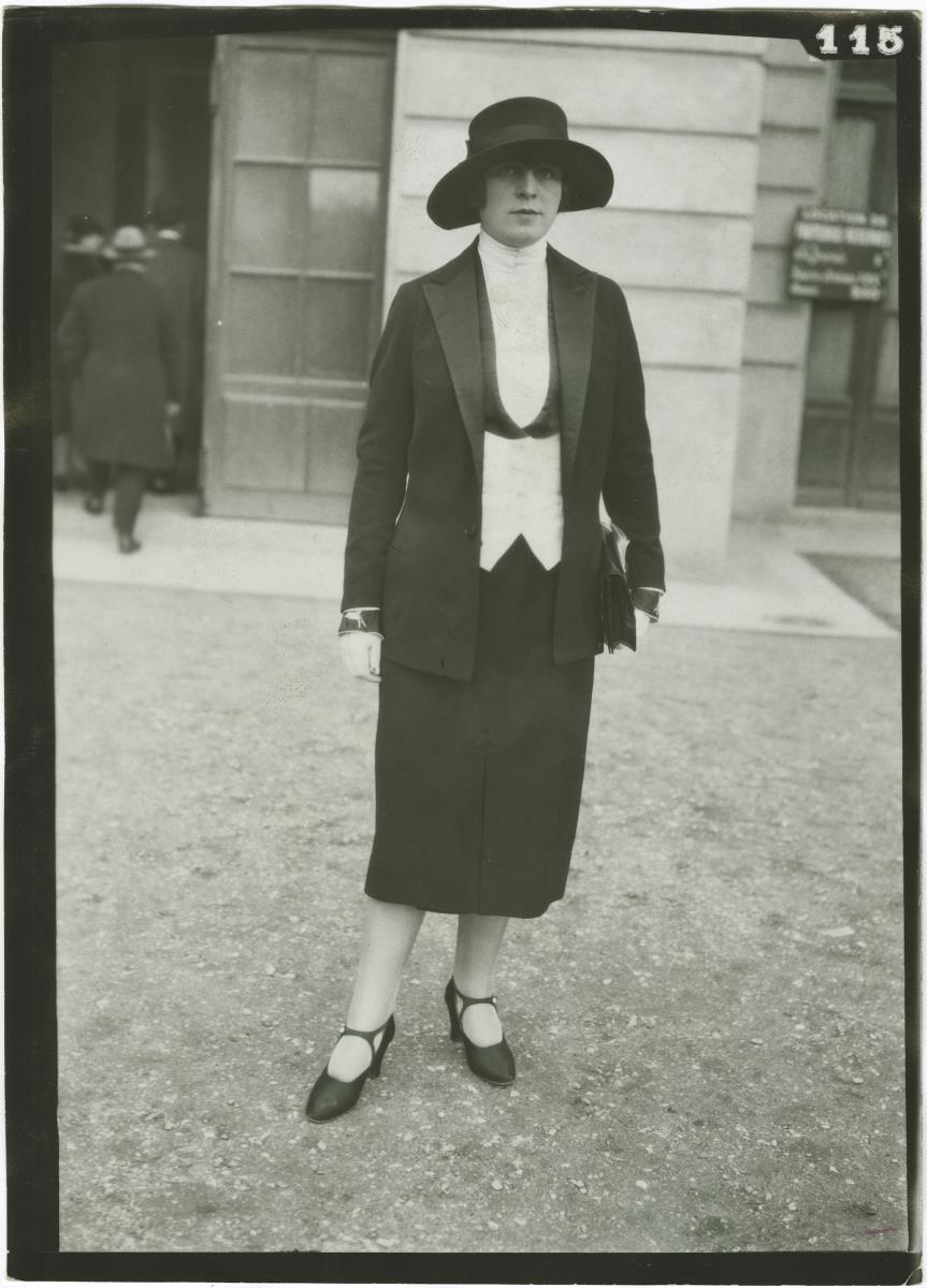 Frau in Kostüm auf dem Rennplatz in Auteuil