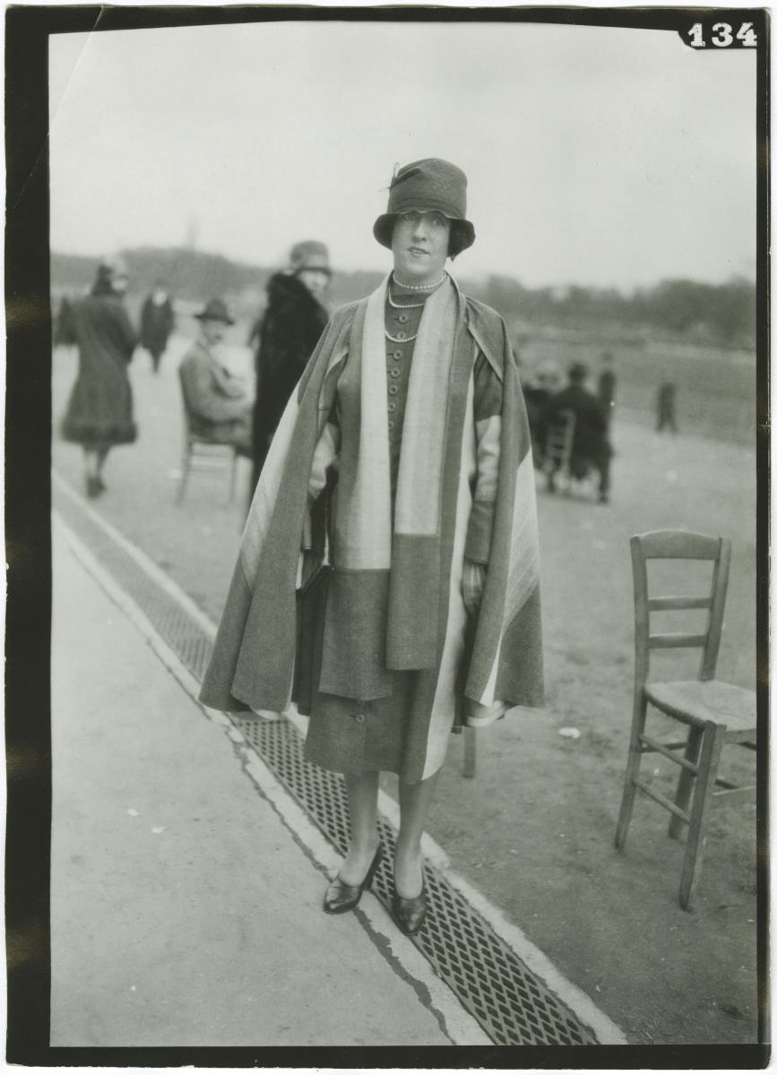 Frau in Ensemble auf dem Rennplatz in Auteuil