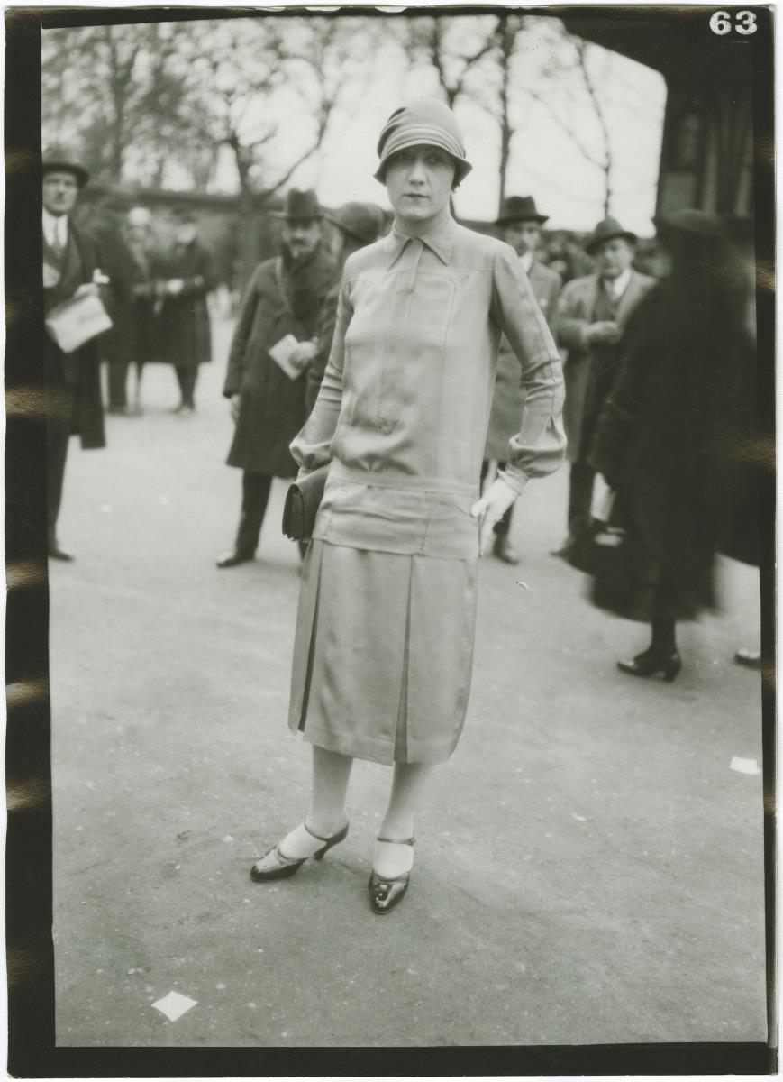 Frau in Kleid auf dem Rennplatz in Auteuil