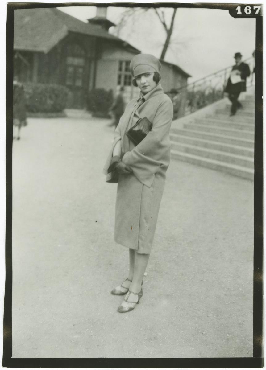 Frau in Mantel auf dem Rennplatz in Auteuil