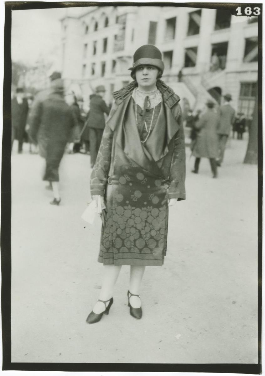 Frau in Mantel auf dem Rennplatz in Auteuil