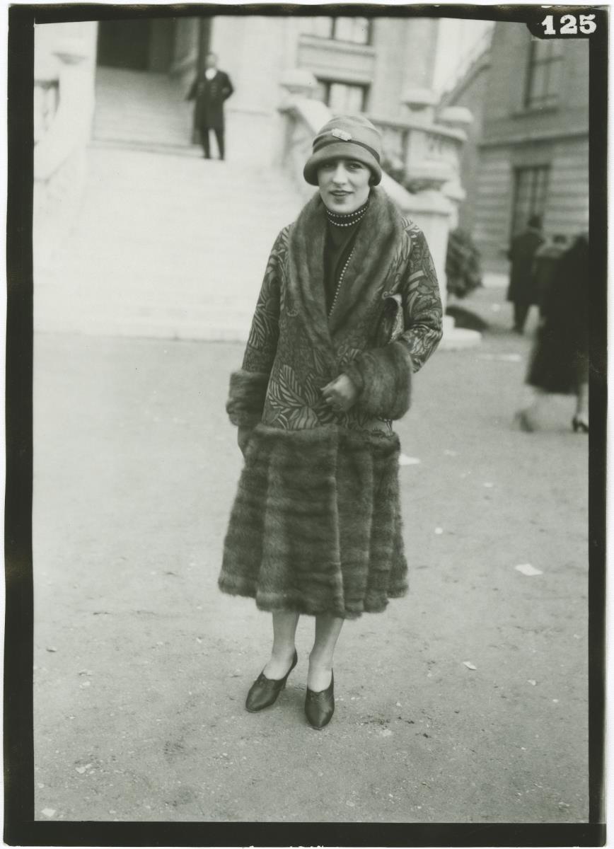 Frau in Mantel auf dem Rennplatz in Auteuil