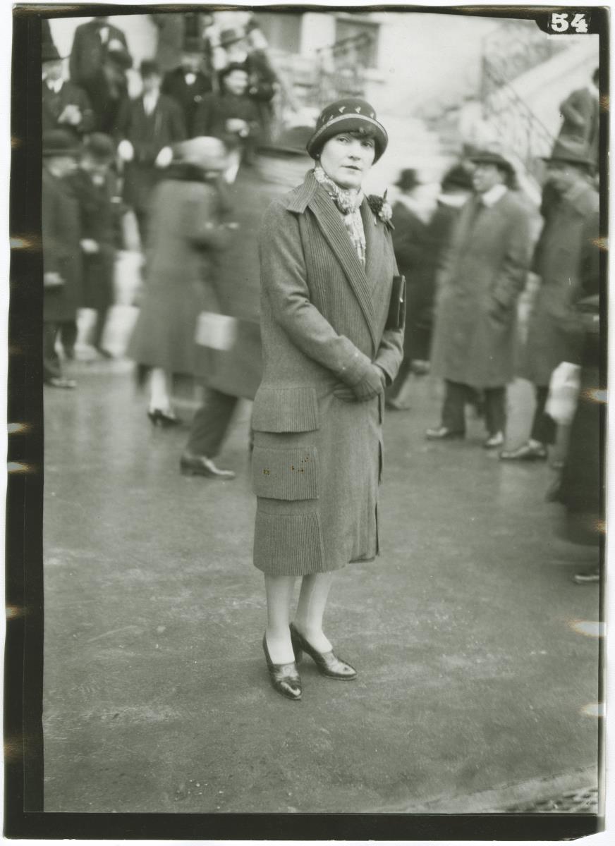 Frau in Mantel auf dem Rennplatz in Auteuil