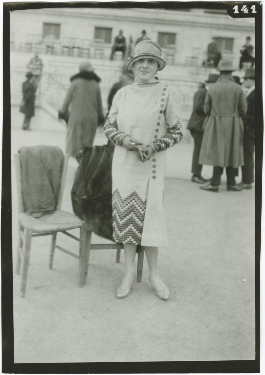 Frau in Mantel auf dem Rennplatz in Auteuil