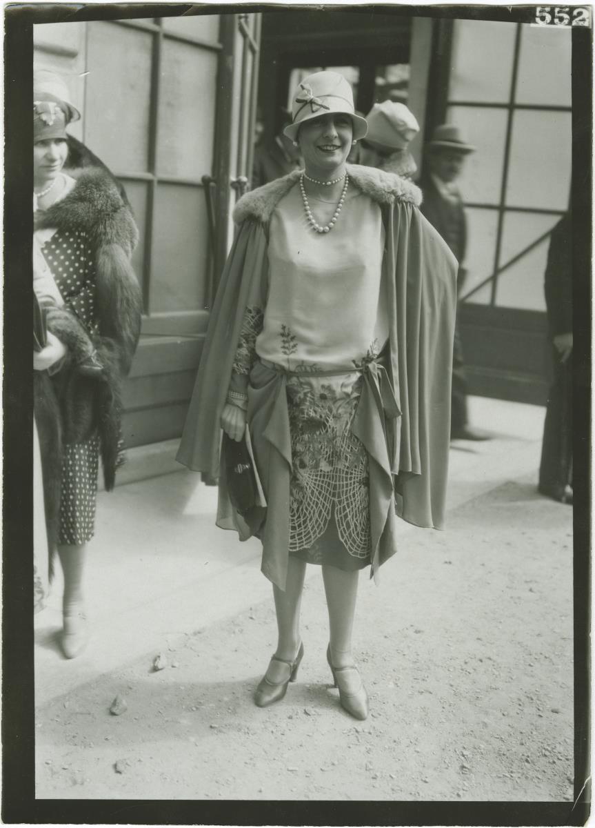 Frau in Ensemble auf dem Rennplatz in Auteuil