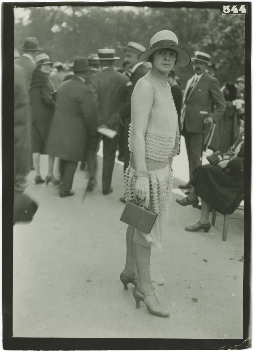Frau in Ensemble auf dem Rennplatz in Auteuil