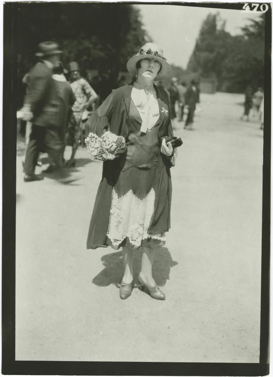Frau in Ensemble auf dem Rennplatz in Auteuil