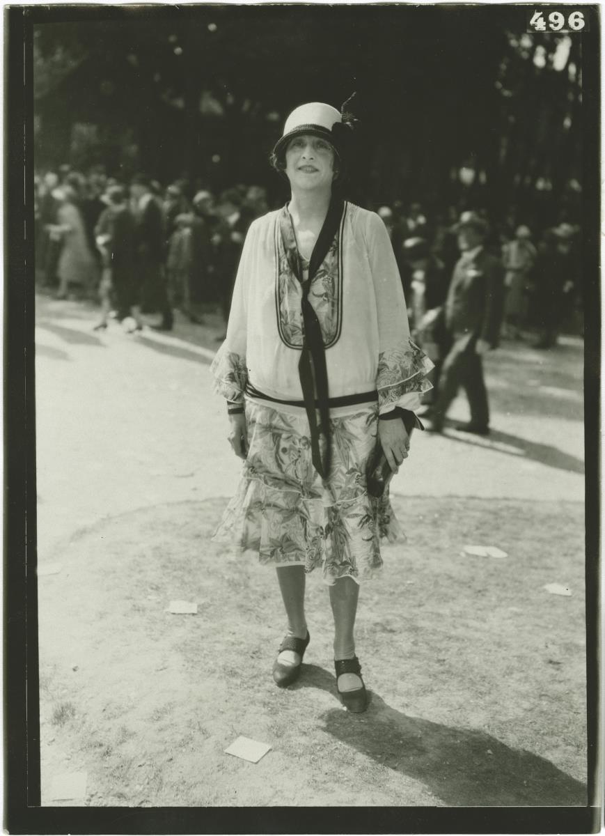 Frau in Kleid auf dem Rennplatz in Auteuil