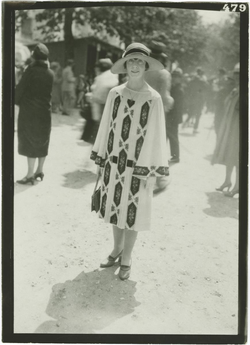 Frau in Kleid auf dem Rennplatz in Auteuil