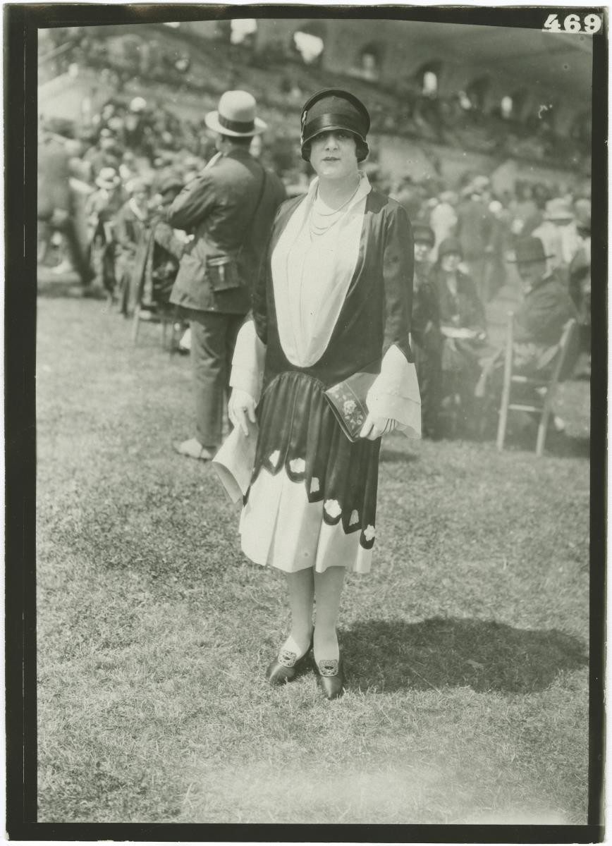 Frau in Kleid auf dem Rennplatz in Auteuil