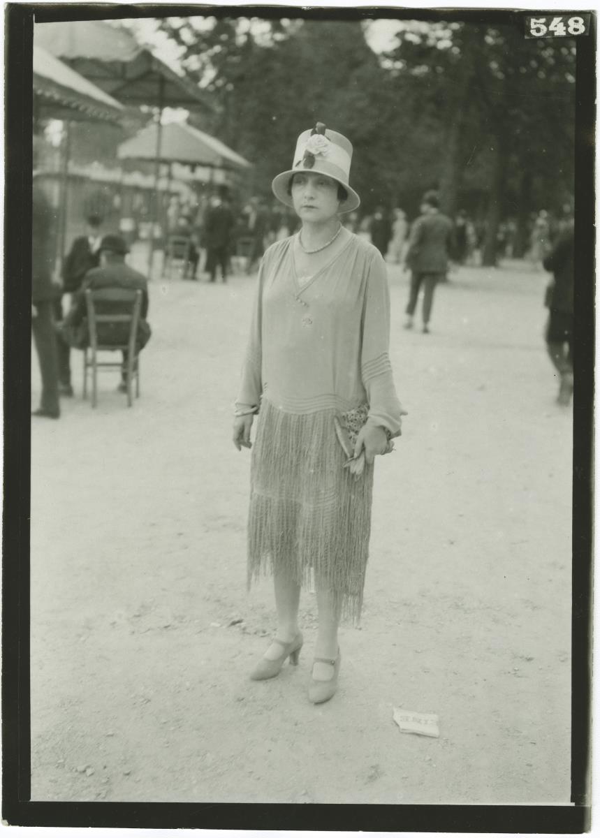 Frau in Kleid auf dem Rennplatz in Auteuil