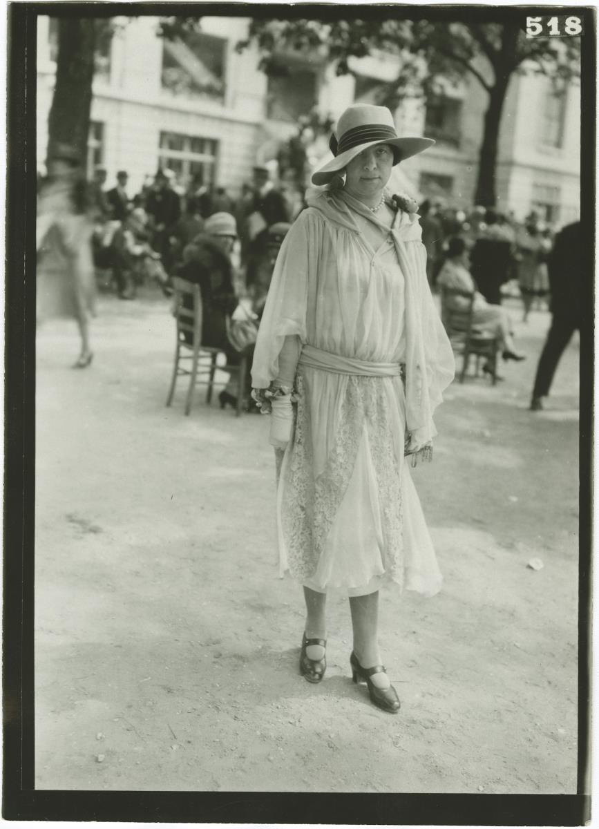 Frau in Kleid auf dem Rennplatz in Auteuil