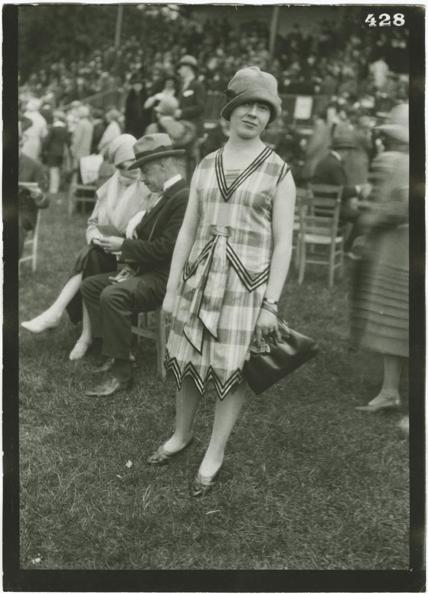 Frau in Kleid auf dem Rennplatz in Chantilly