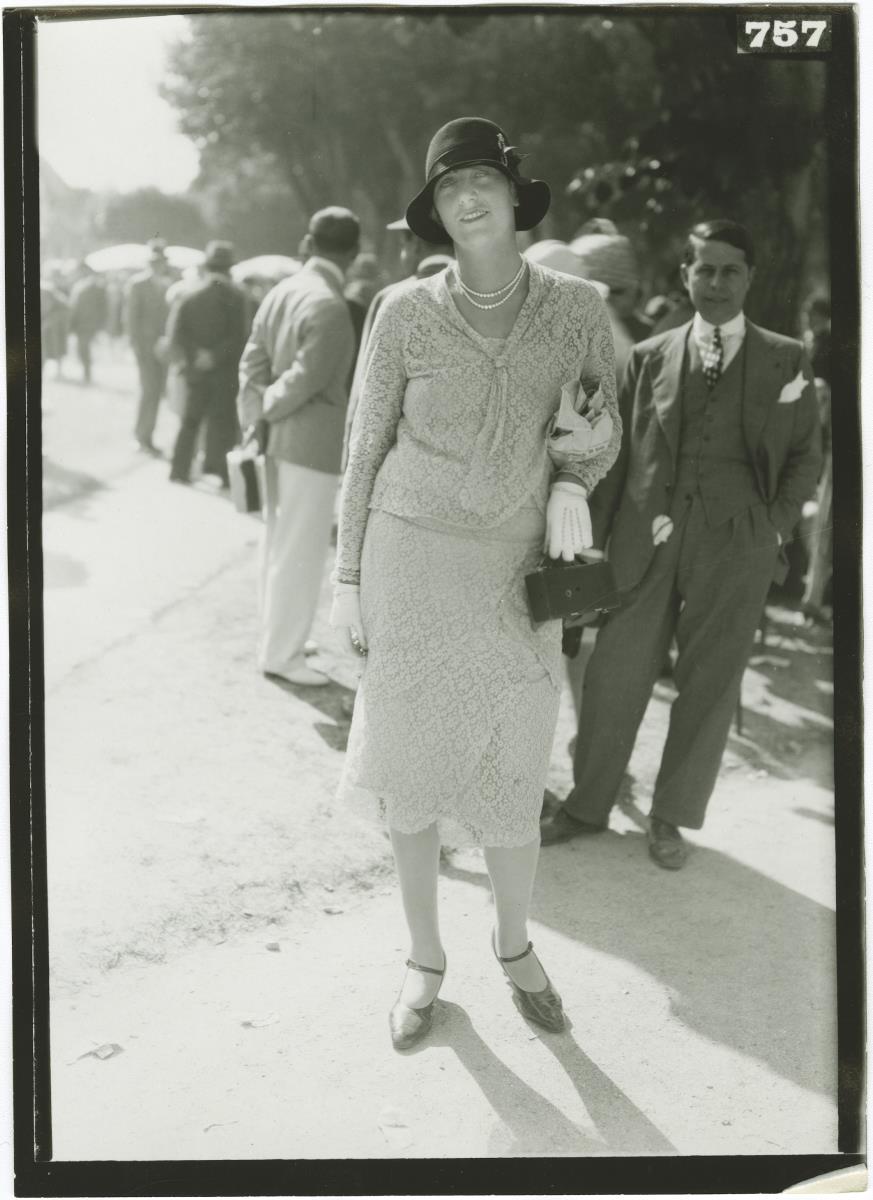 Frau in Kleid auf dem Rennplatz in Deauville