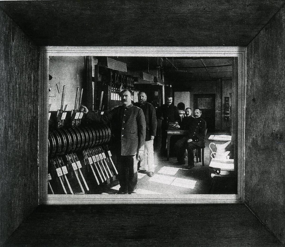 o.T. [Männer im Weichenstellwerk]
