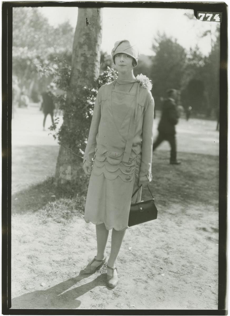 Frau in Kleid auf dem Rennplatz in Deauville