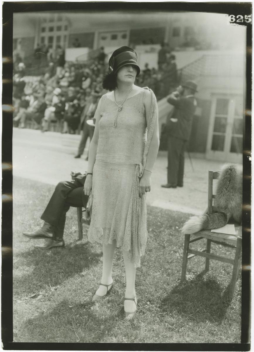 Frau in Kleid auf dem Rennplatz in Deauville