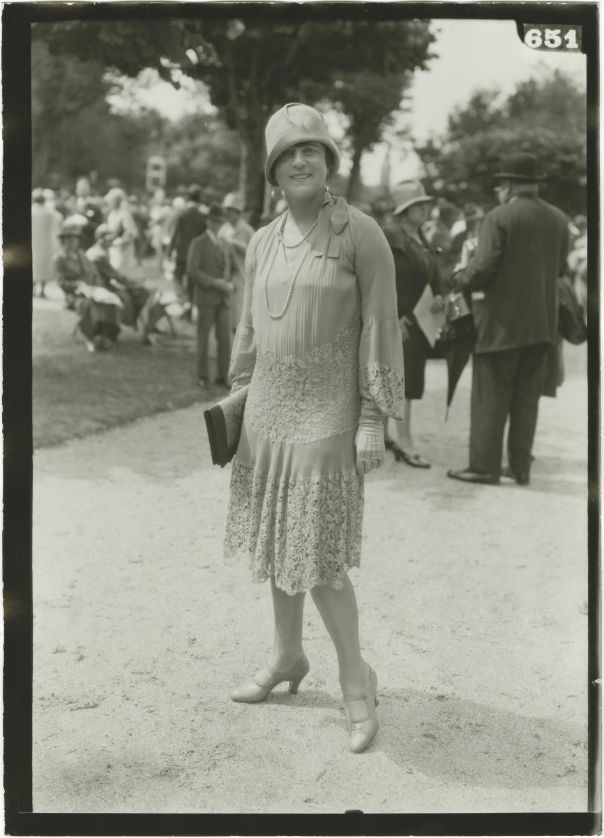 Frau in Kleid auf dem Rennplatz in Deauville