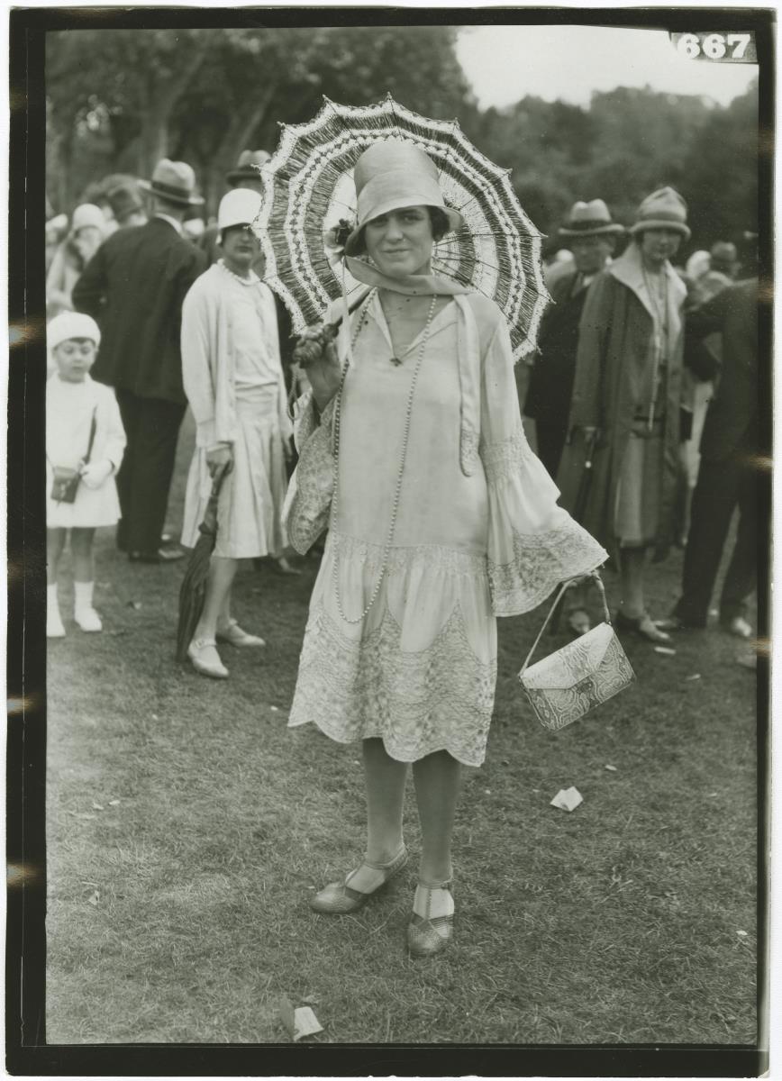 Frau in Kleid auf dem Rennplatz in Deauville