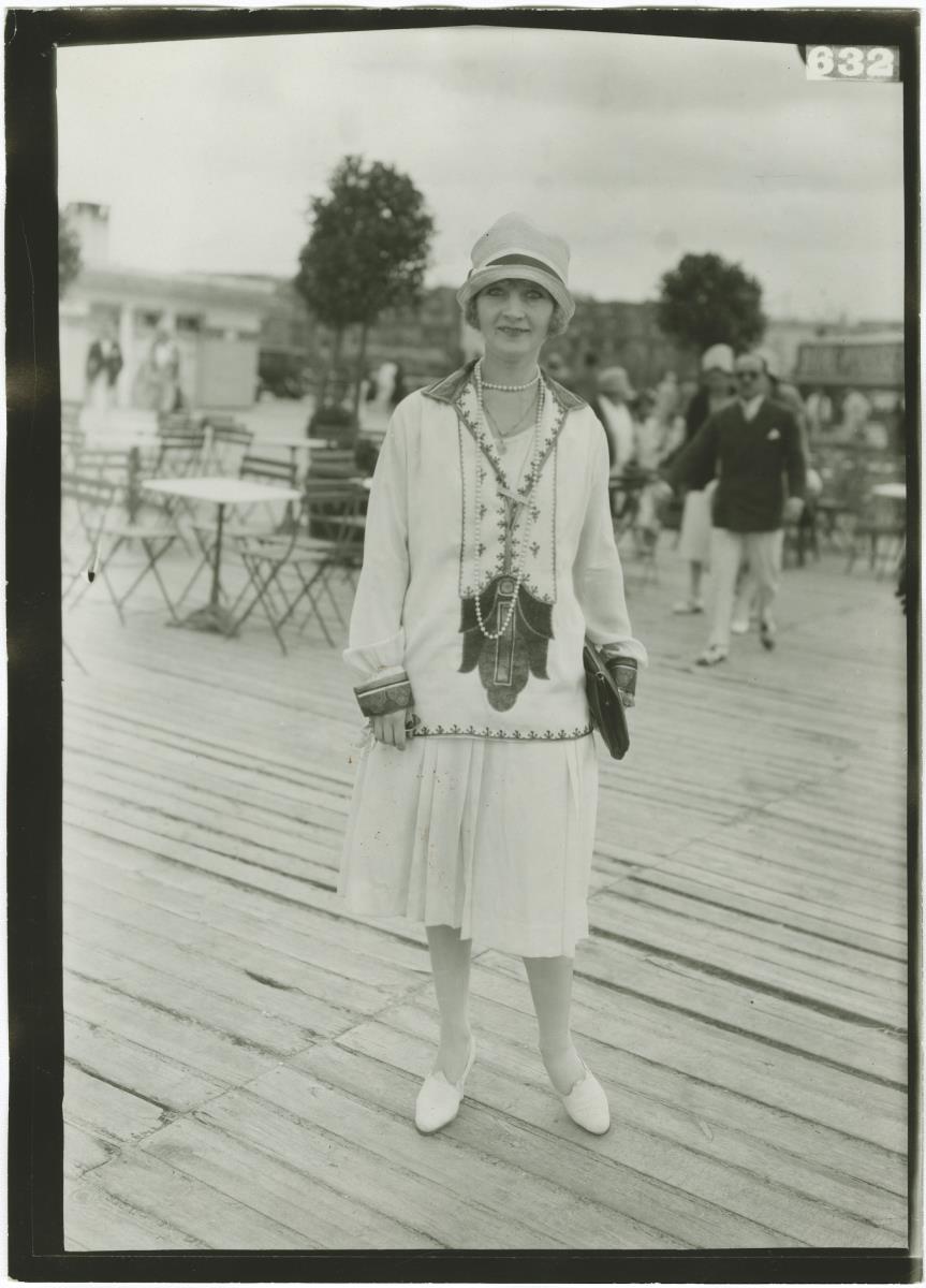 Frau in Kleid auf dem Rennplatz in Deauville