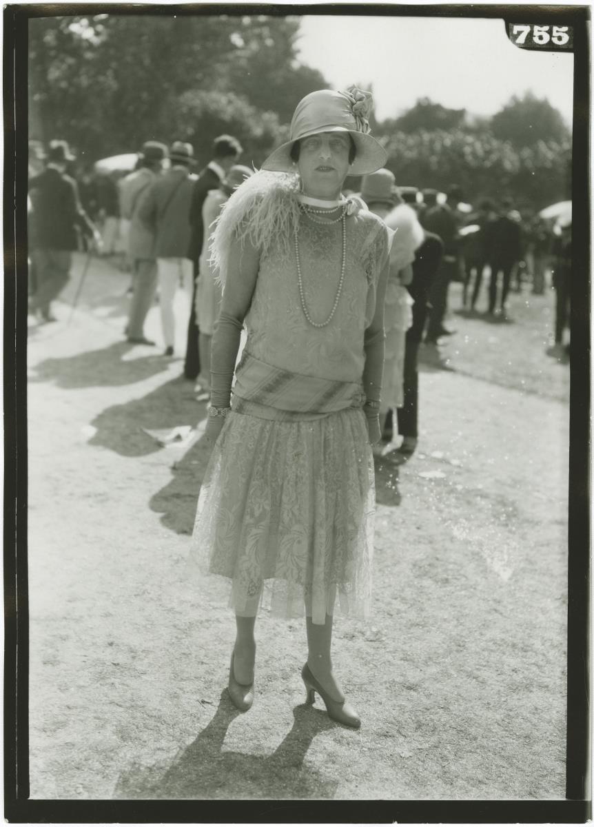 Frau in Kleid auf dem Rennplatz in Deauville