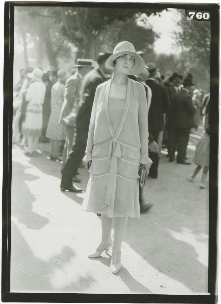Frau in Kleid auf dem Rennplatz in Deauville