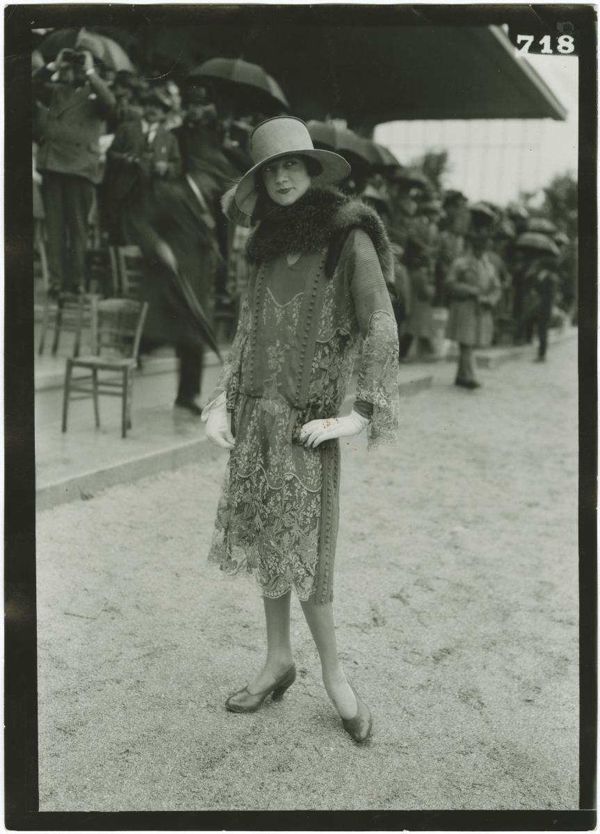 Frau in Kleid auf dem Rennplatz in Deauville