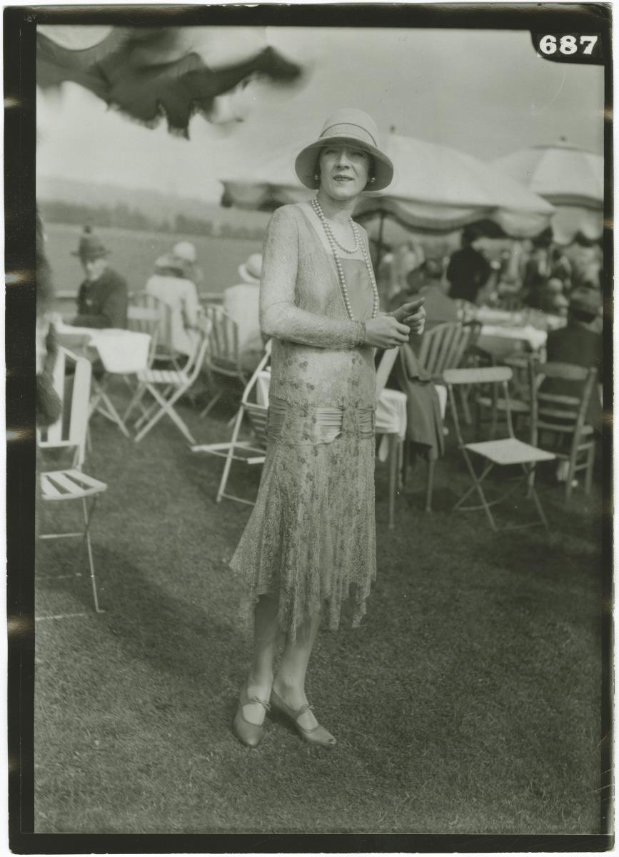 Frau in Kleid auf dem Rennplatz in Deauville