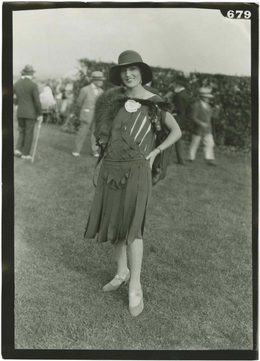 Frau in Kleid auf dem Rennplatz in Deauville