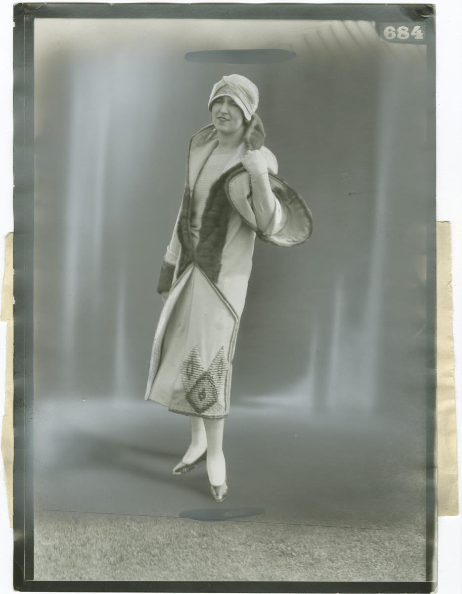 Frau in Mantel auf dem Rennplatz in Deauville