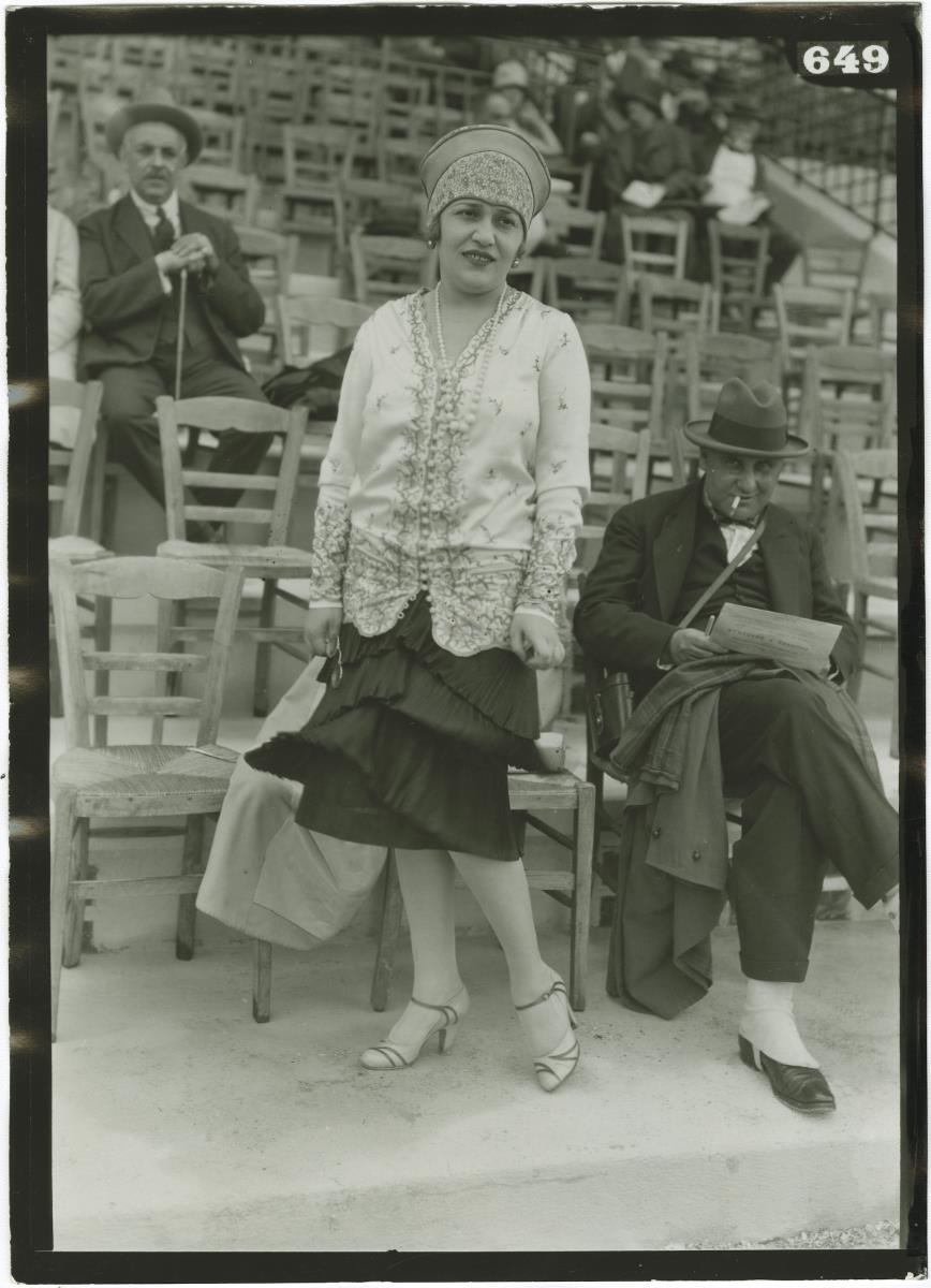 Frau in Ensemble auf dem Rennplatz in Deauville